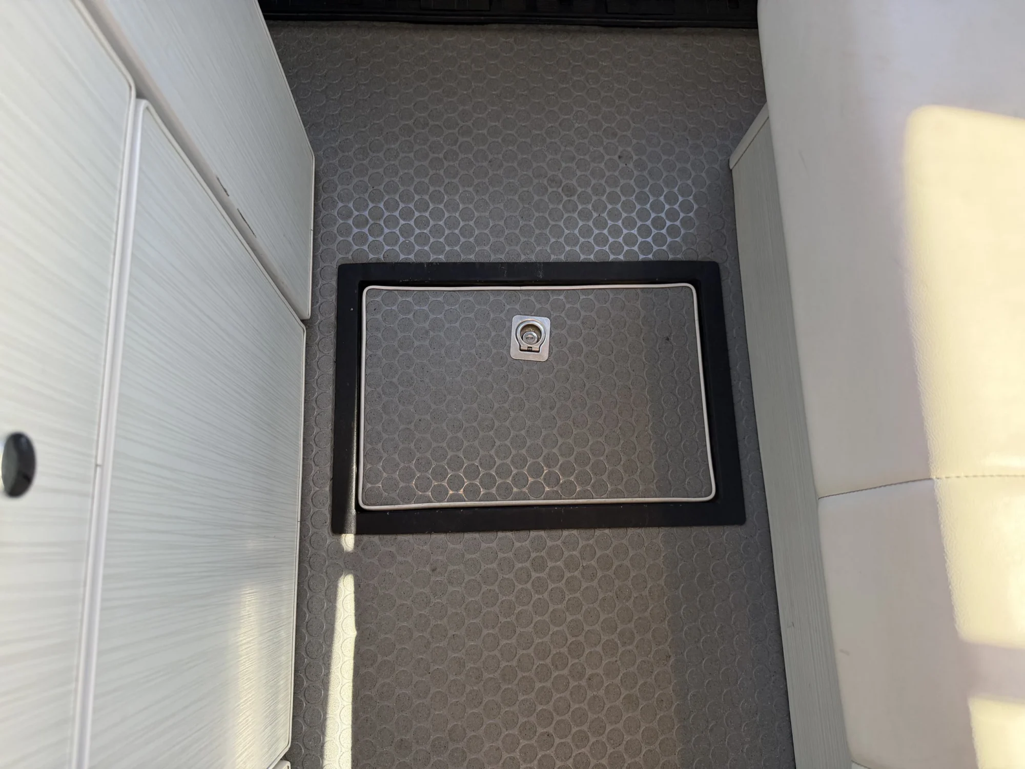 2018 Mercedes Sprinter 2500 144 High Roof 4x4, underfloor storage