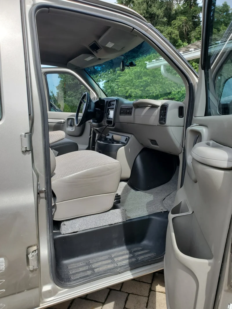 2001 Chevy Express 2500 EB50 Penthouse Top, cab through the open front door