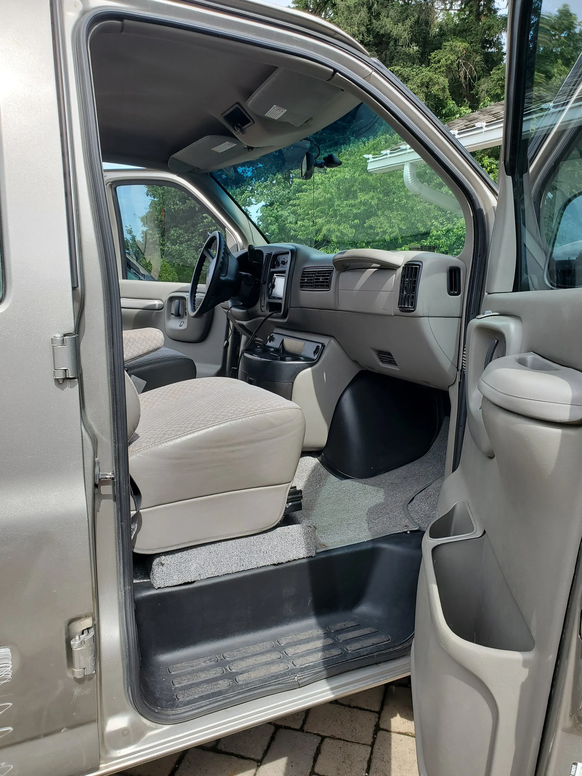 2001 Chevy Express 2500 EB50 Penthouse Top, cab through the open front door