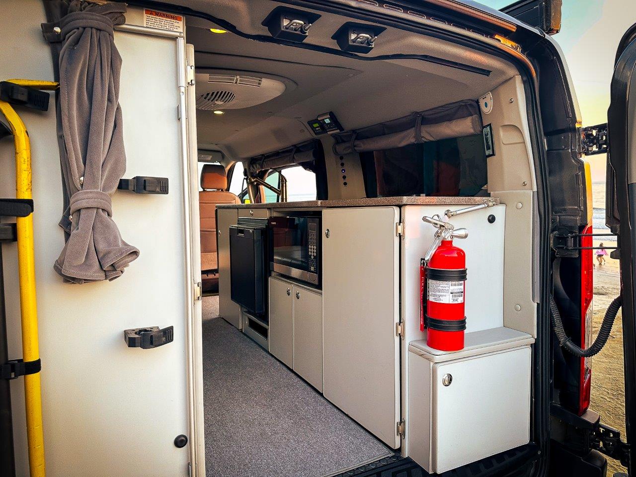 2017_ford_e130t-transit-250-sportsmobile_IMG_4213-09393