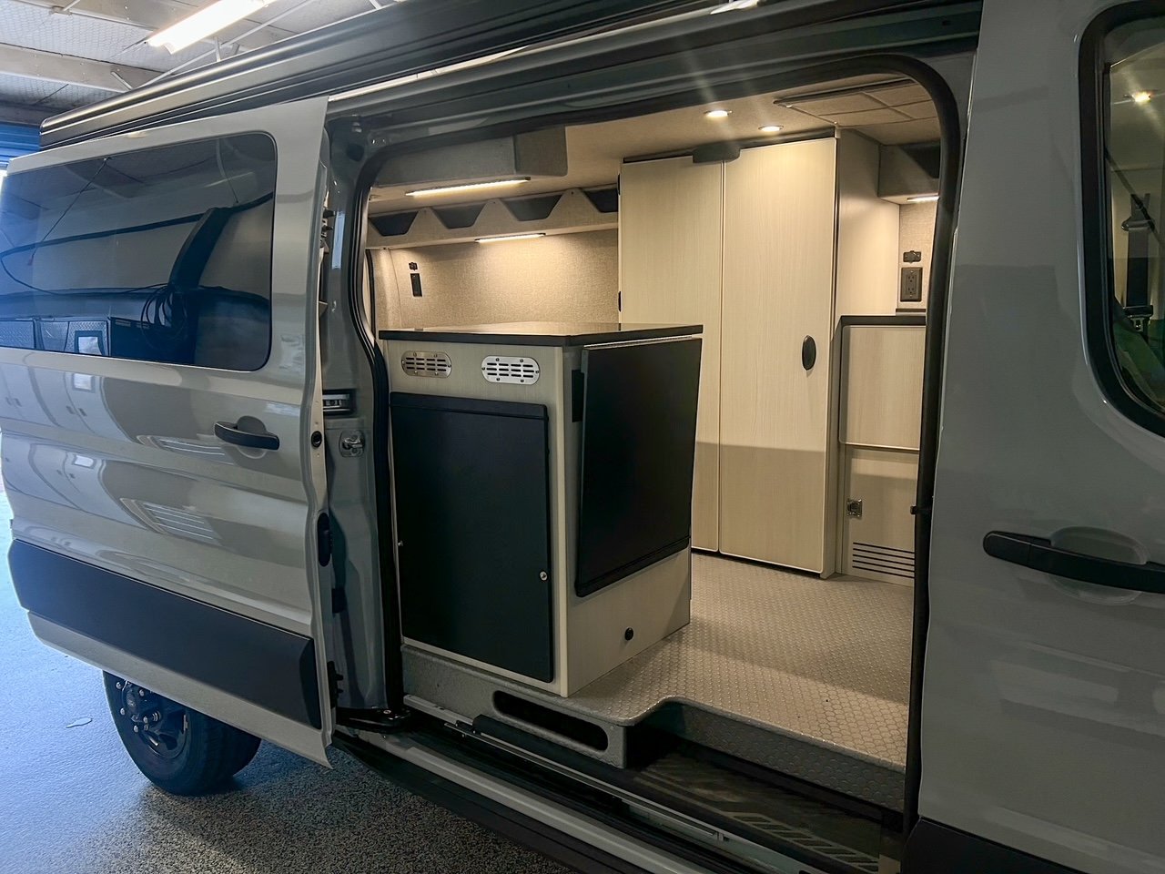 2026-ford-transit-eb-low-roof-bike-hauler-04-40786d