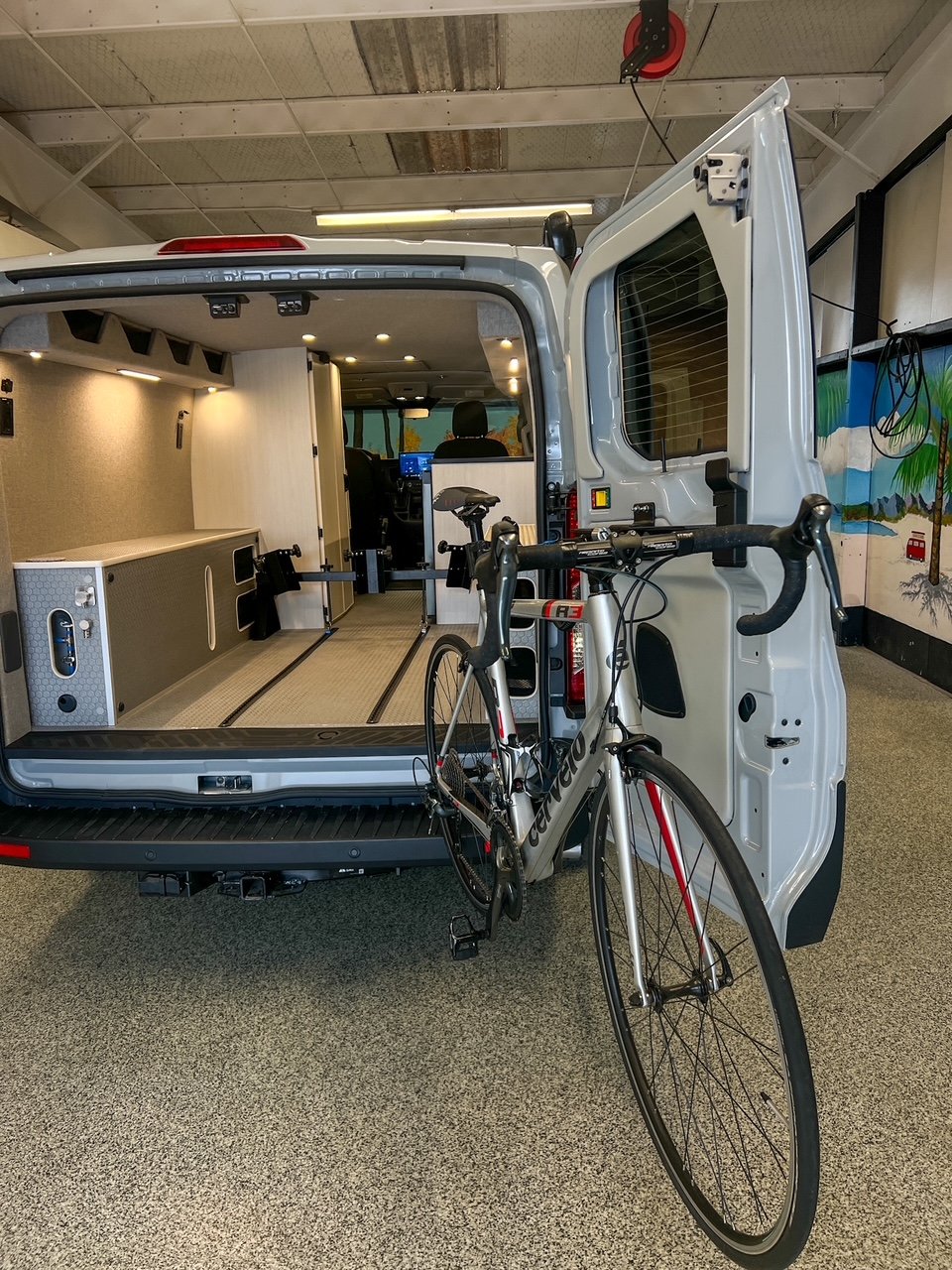 2026-ford-transit-eb-low-roof-bike-hauler-21-97cf30