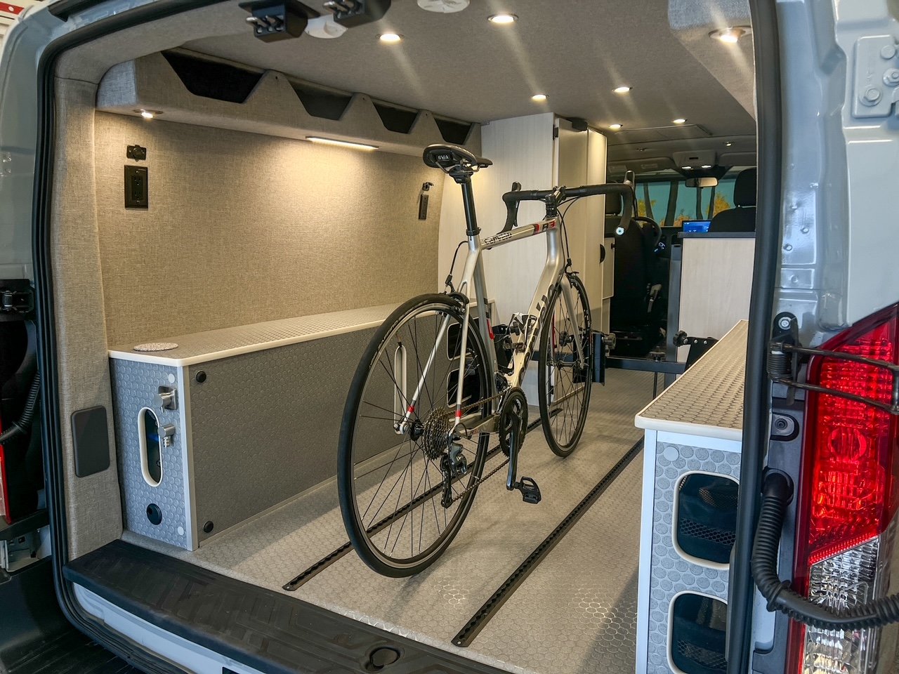 2026-ford-transit-eb-low-roof-bike-hauler-27-1d2a20
