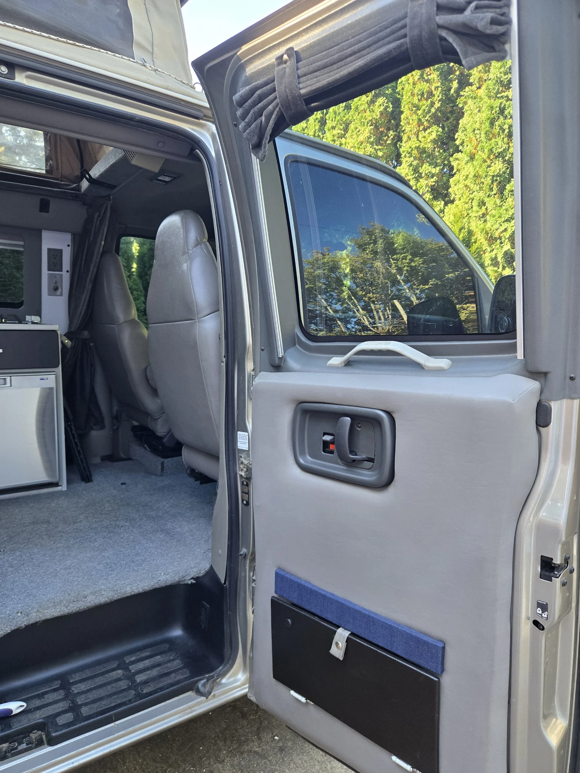 2001 Chevy Express 2500 EB50 Penthouse Top, rear door open, interior