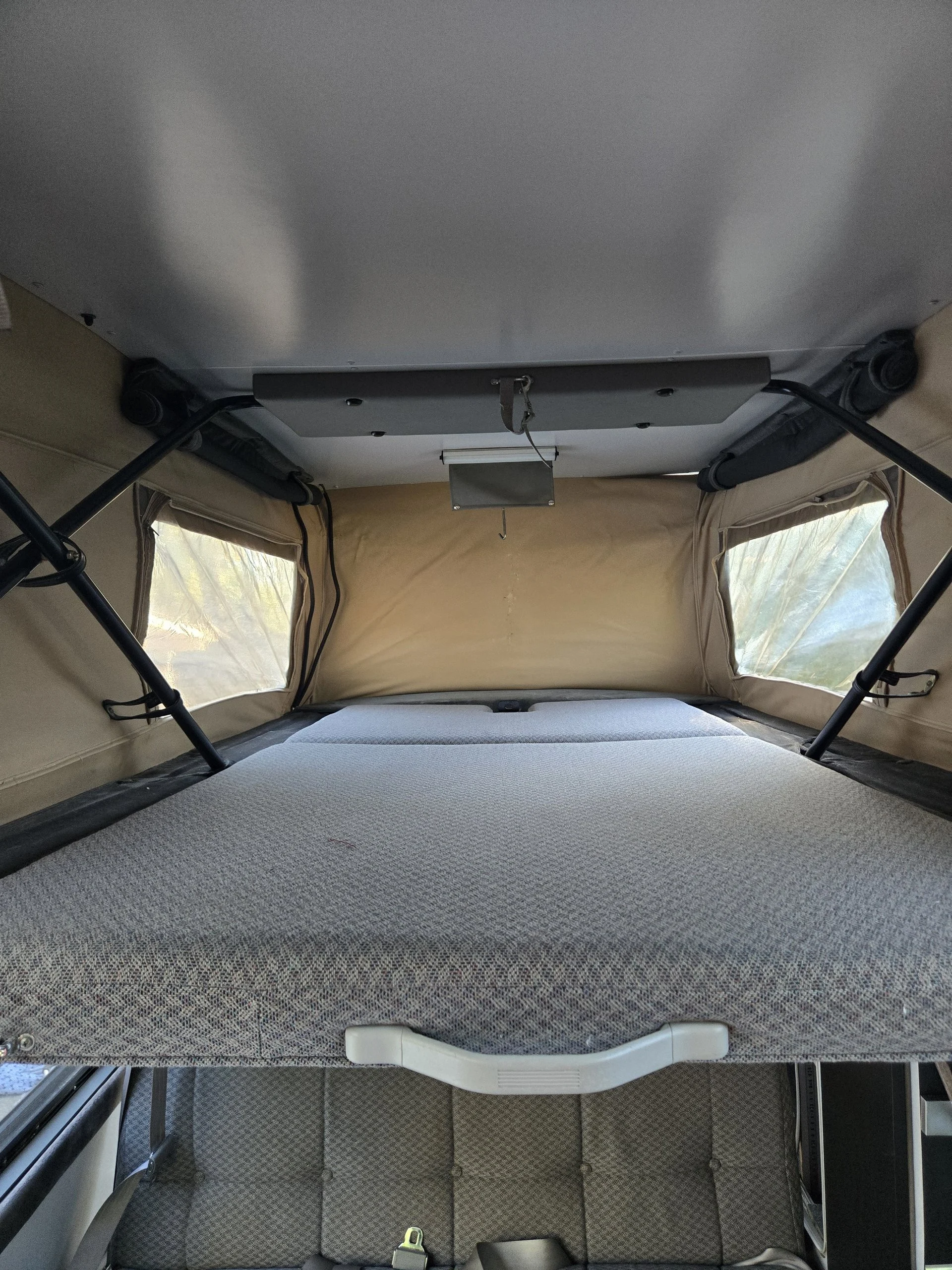 2001 Chevy Express 2500 EB50 Penthouse Top, Penthouse top bed