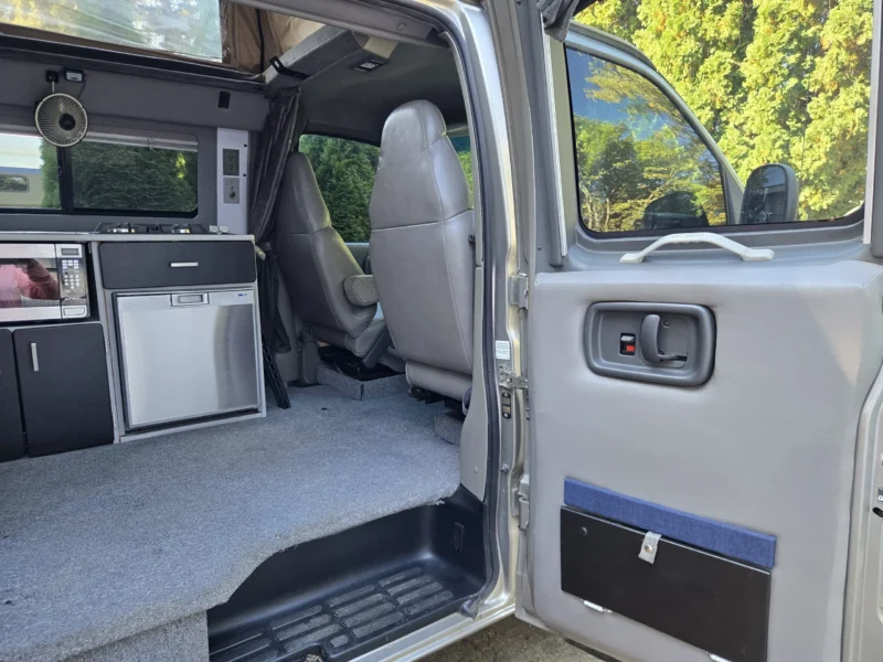 2001 Chevy Express 2500 EB50 Penthouse Top, rear doors open, interior